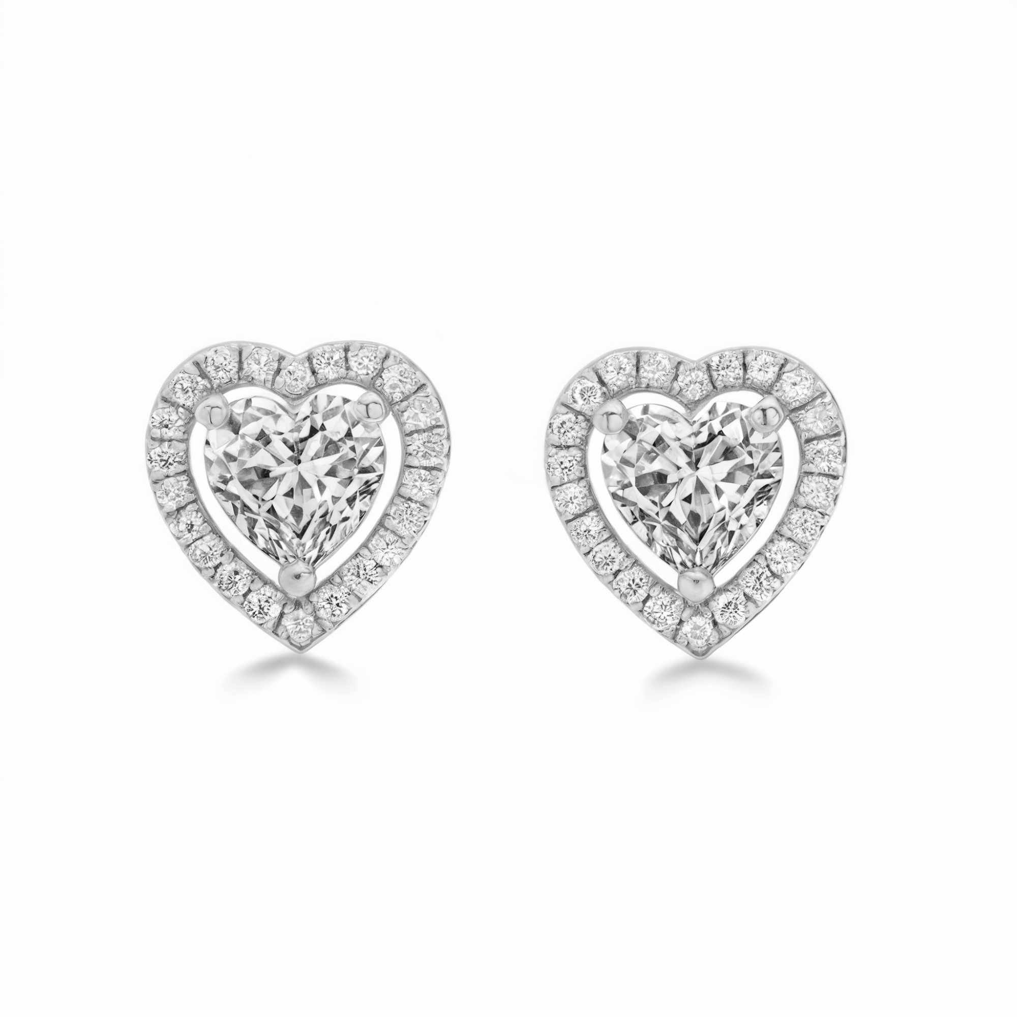 Boucles d'oreilles argentées avec halo en cœur de diamant