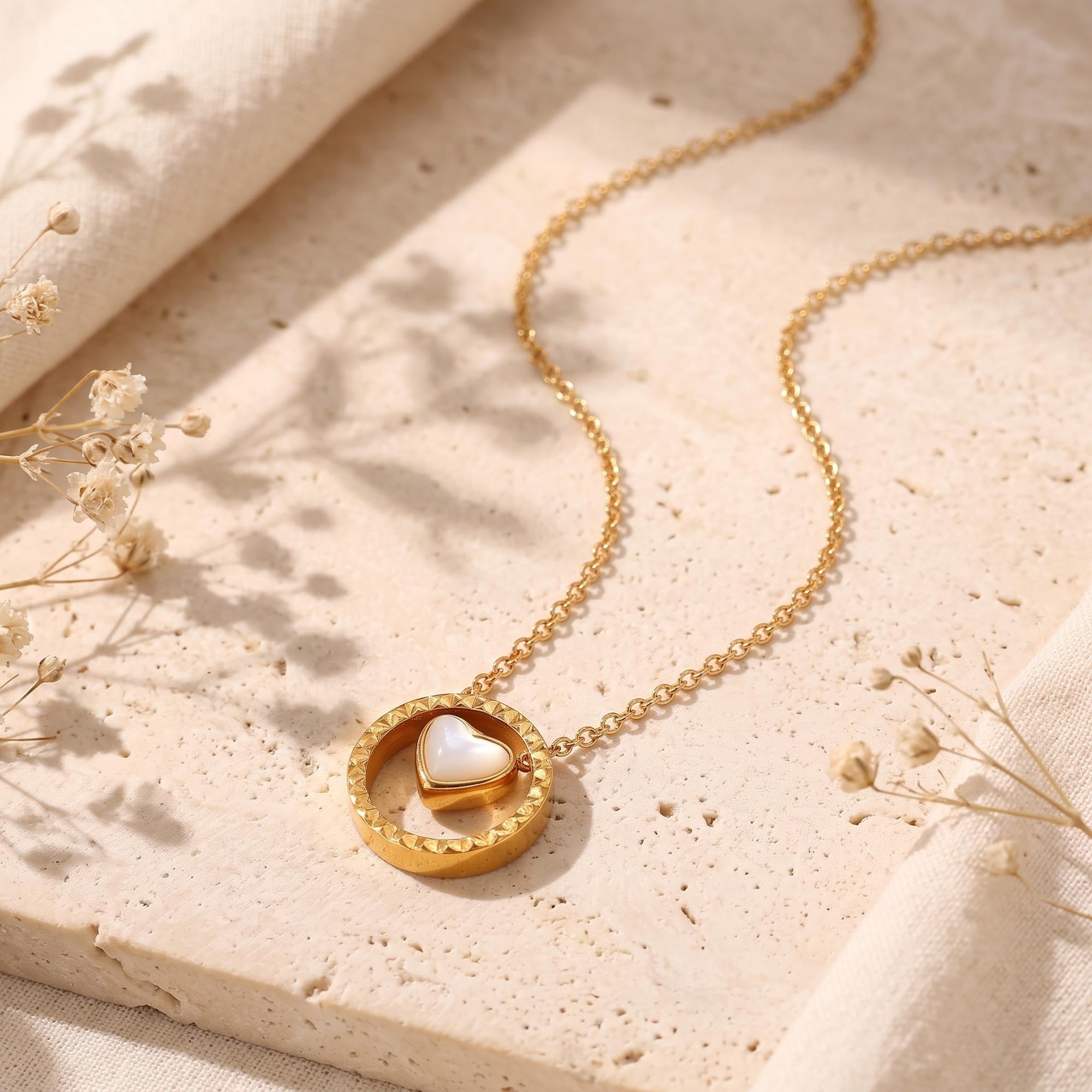 Le collier Rosetta en nacre