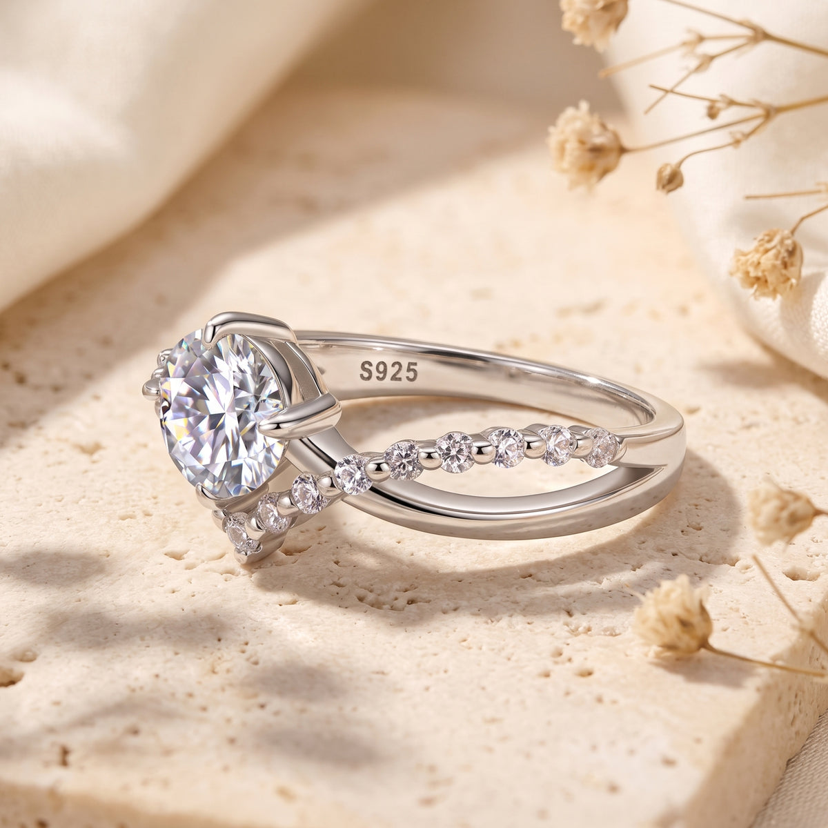 Angled view of the silver split band ring showing the inner band engraved with S925.