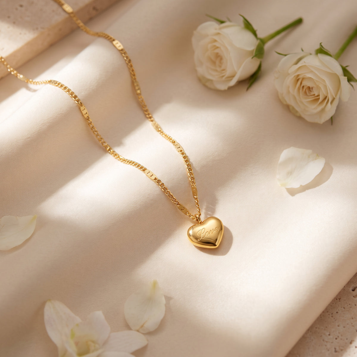 El collar con colgante de corazón grabado