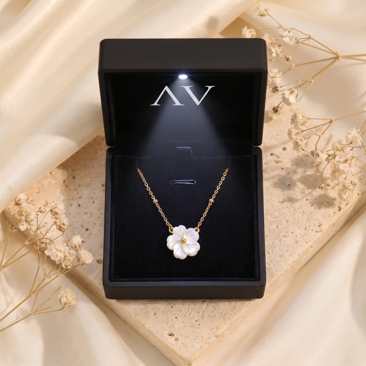YLQ49074-NECKLACE - Premium LED Gift Box Presentation