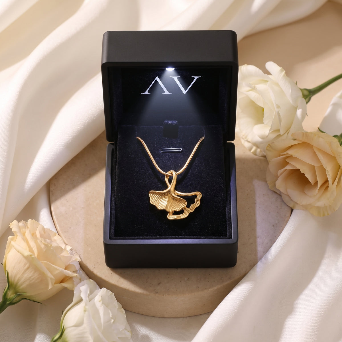 YLQ49388-NECKLACE - Premium LED Gift Box Presentation