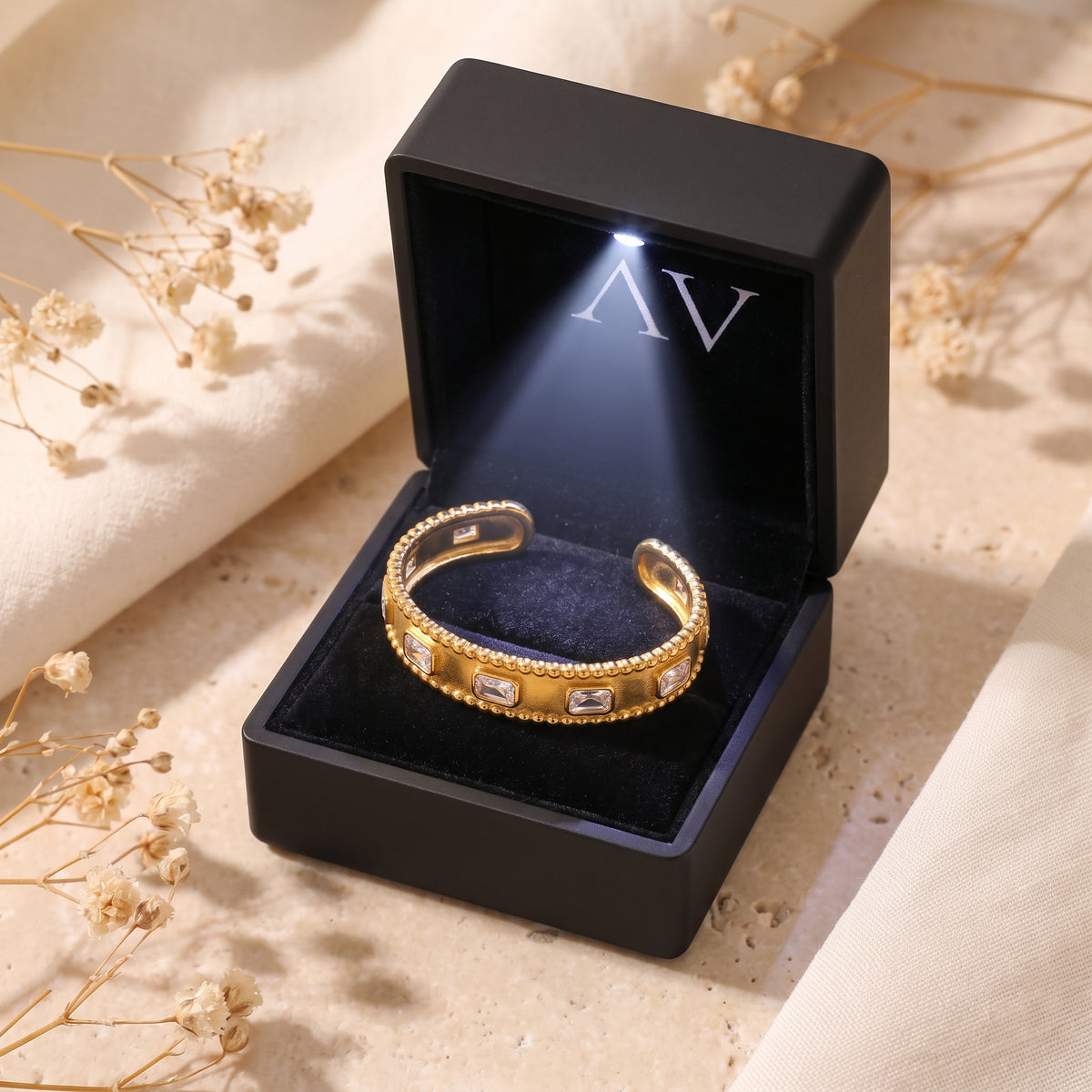 YLQ49438-bracelet - Premium LED Gift Box Presentation
