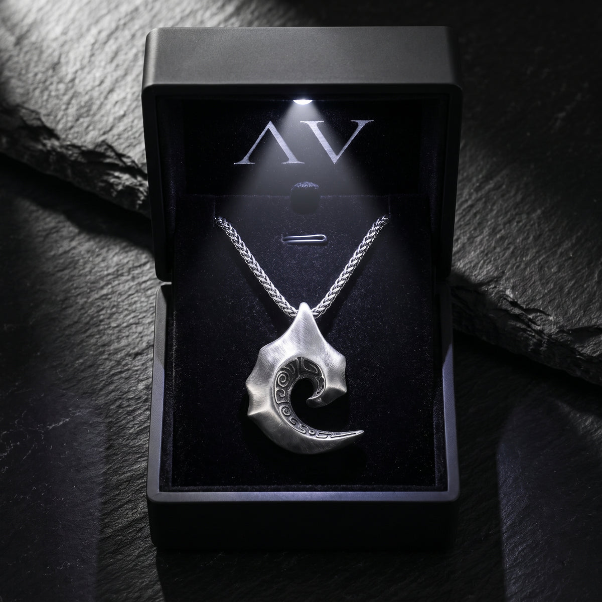 YLQ49928-Necklace - Premium LED Gift Box Presentation