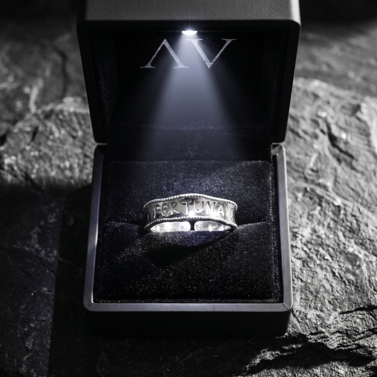 YLQ50157-rings - Premium LED Gift Box Presentation