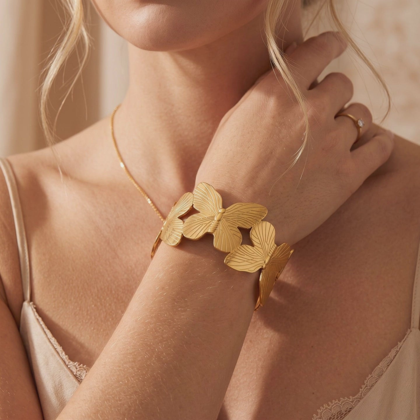 YLQ49453-bracelet lifestyle video