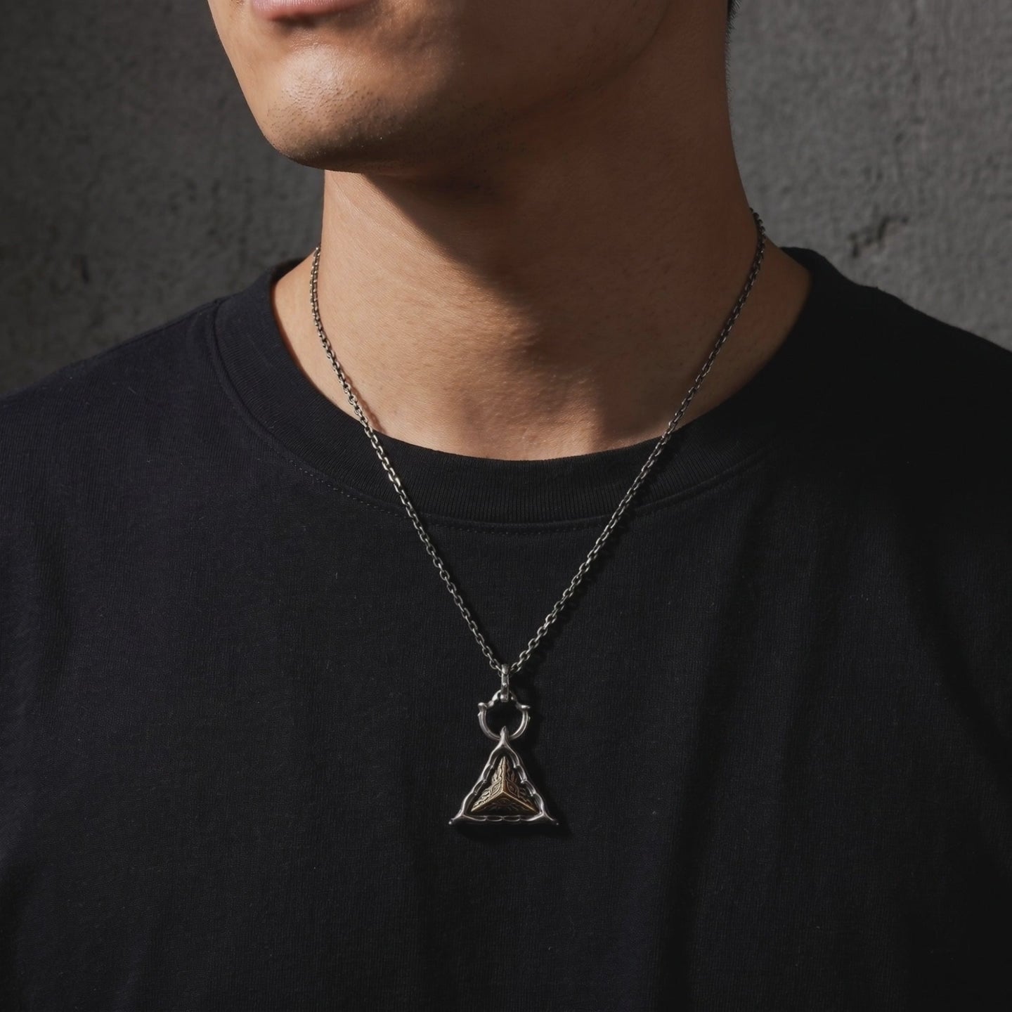 YLQ49940-Necklace lifestyle video