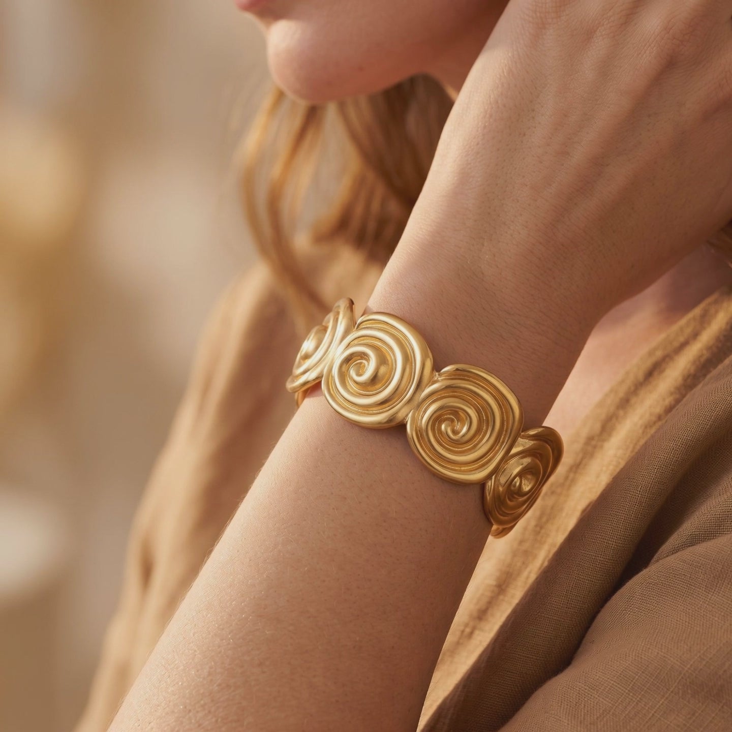 YLQ49433-bracelet lifestyle video