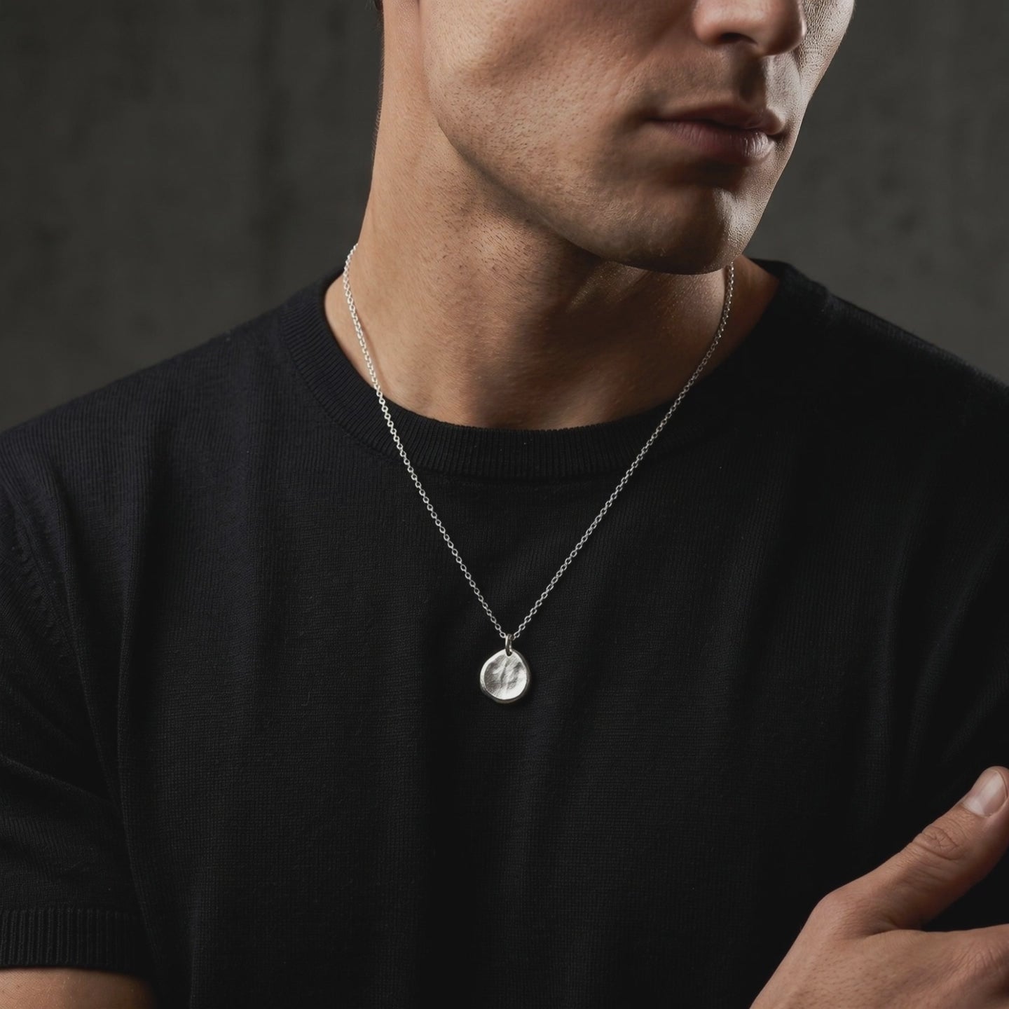 YLQ50133-Necklace lifestyle video