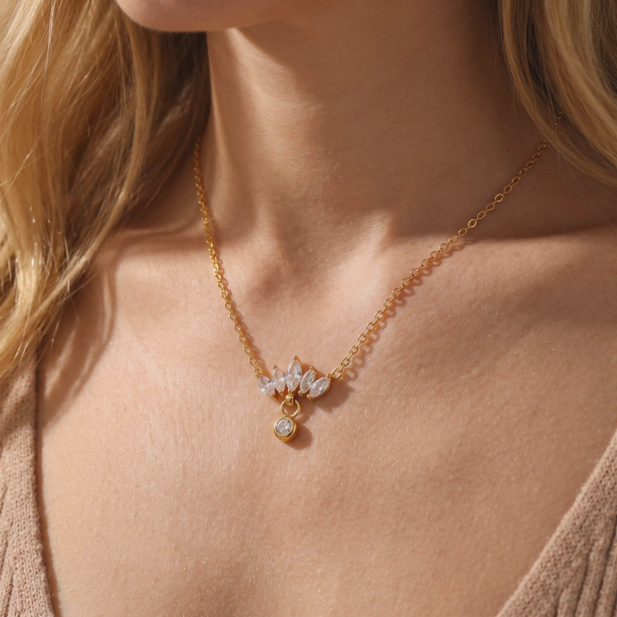 YLQ49396-NECKLACE lifestyle video