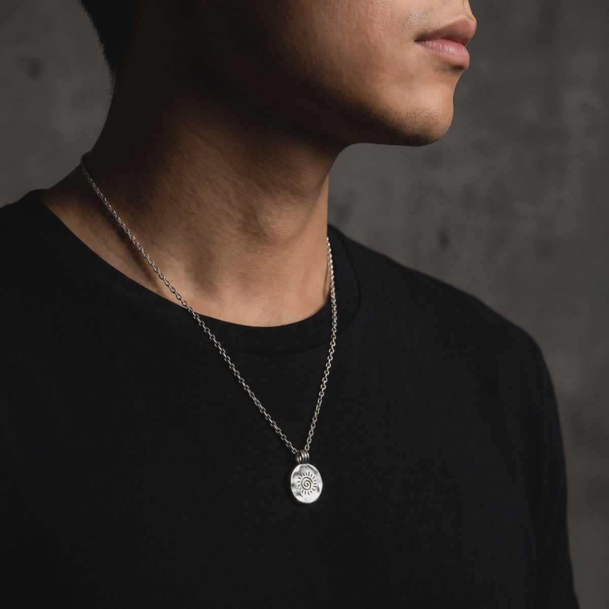 YLQ50103-Necklace lifestyle video