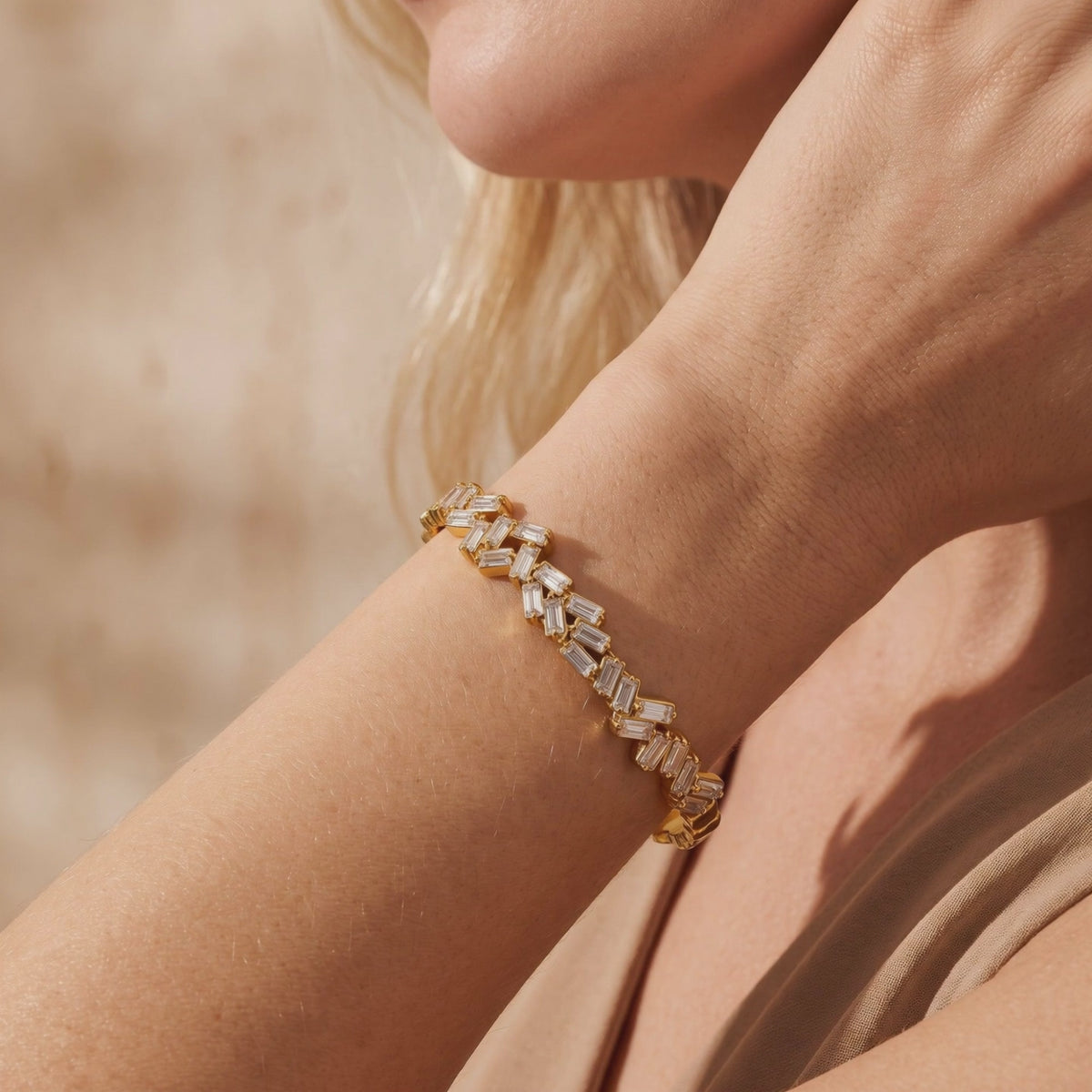 YLQ49441-bracelet lifestyle video