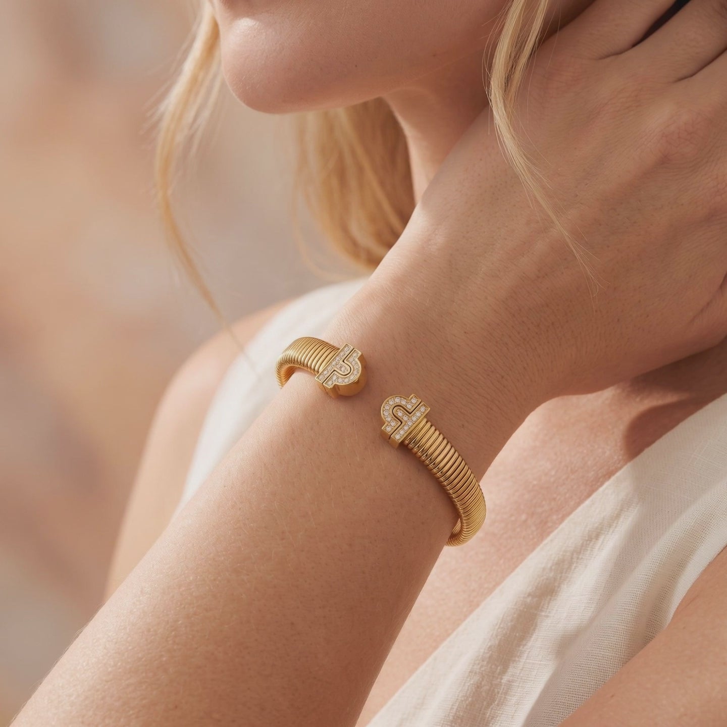YLQ49444-bracelet lifestyle video