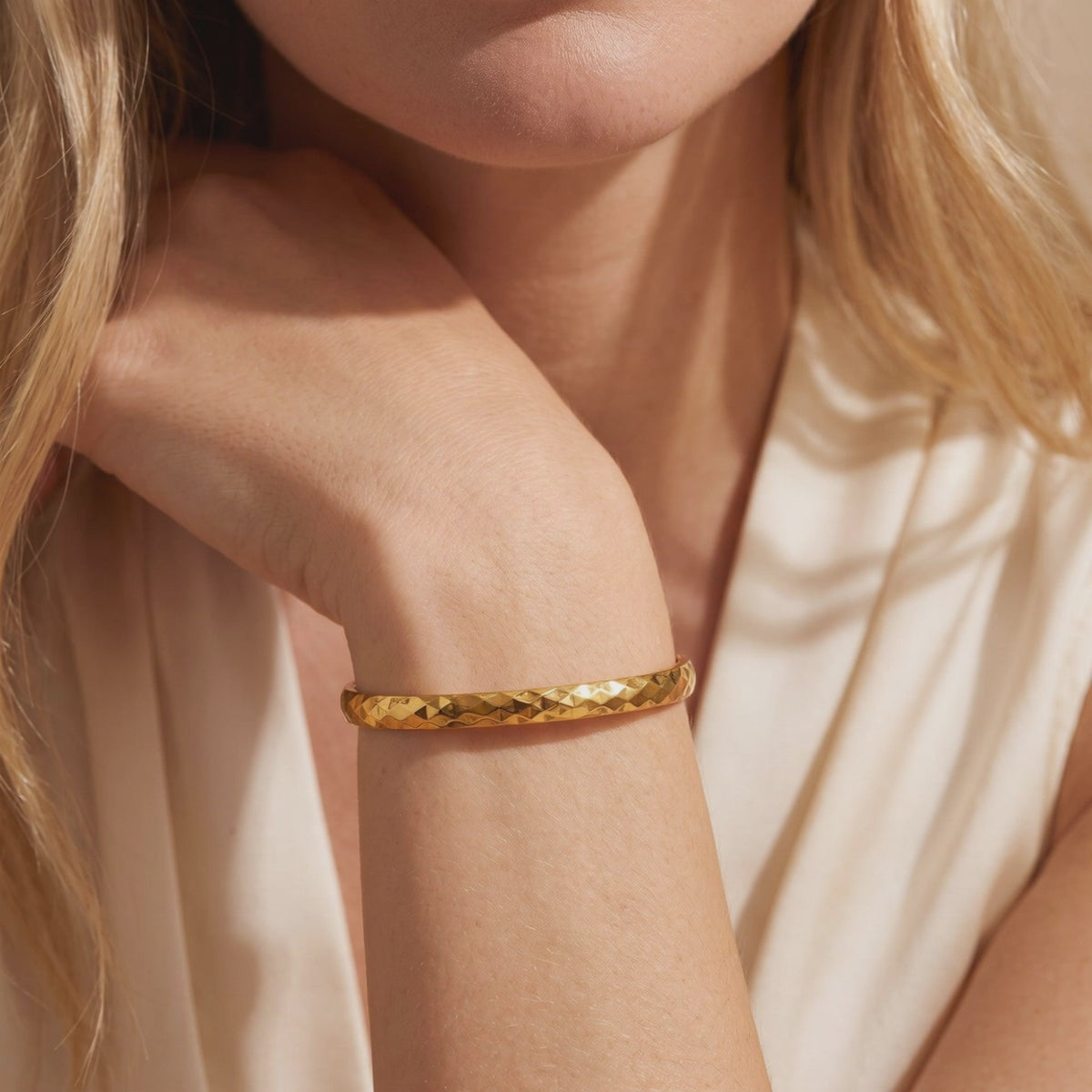 YLQ49435-bracelet lifestyle video